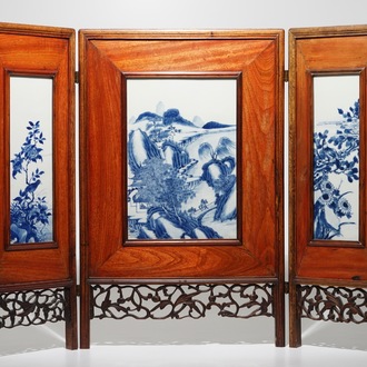 A Chinese three-piece blue and white porcelain and wood folding table screen, 19/20th C.